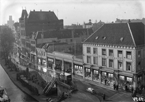 818064 Gezicht op de gevel aan de Oudegracht Weerdzijde van het warenhuis Galeries Modernes (Lange Viestraat 2-10) te ...